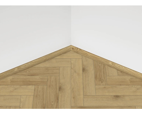 Roh miestnosti s laminátovou podlahou s rybou kosťou a zodpovedajúcou štvrťkruhovou lištou