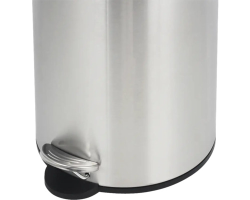 Detail okrúhleho, strieborného kovového odpadkového koša s pedálom