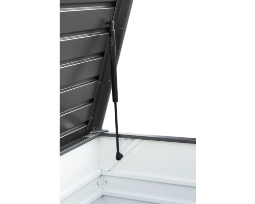 Detailný pohľad na otvorenú kôlňu na náradie s plynovou pružinou