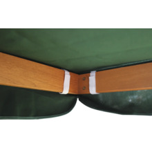 Detailný pohľad na drevenú konštrukciu a látkový poťah slnečníka