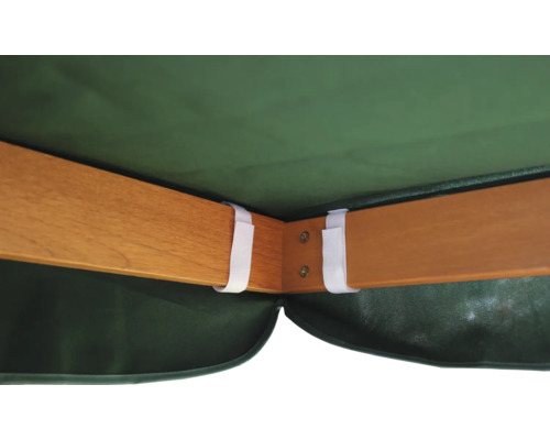 Detailný pohľad na drevenú konštrukciu a látkový poťah slnečníka