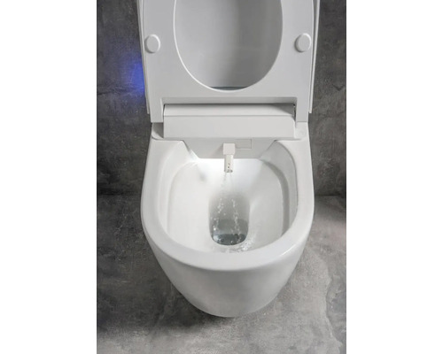 Biele sprchovacie WC s otvoreným vekom a tečúcou vodou