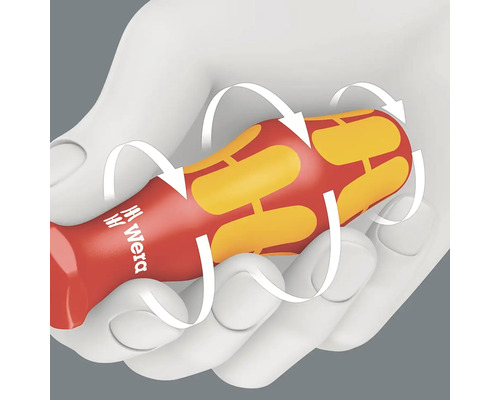 Ruka drží skrutkovač značky Wera s rukoväťou s ergonomickými prvkami, ktoré sú zvýraznené šípkami.