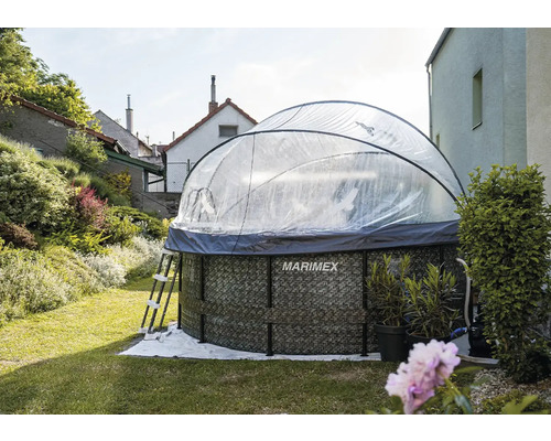 Kruhový nadzemný bazén so zastrešením a rebríkom v záhrade