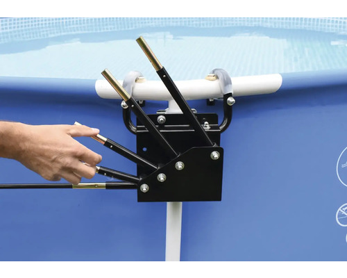 Závesné zariadenie pre bazénový rebrík na bazéne