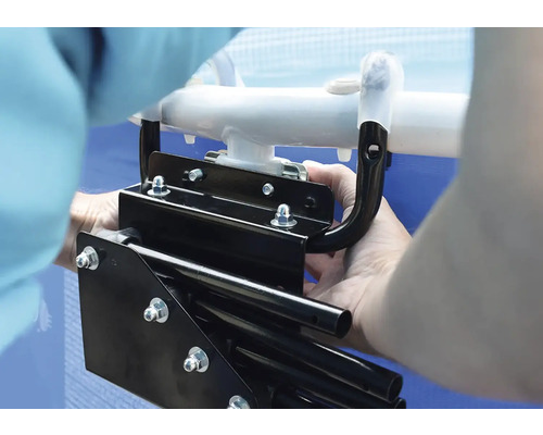 Detailný záber montáže bazénového rebríka