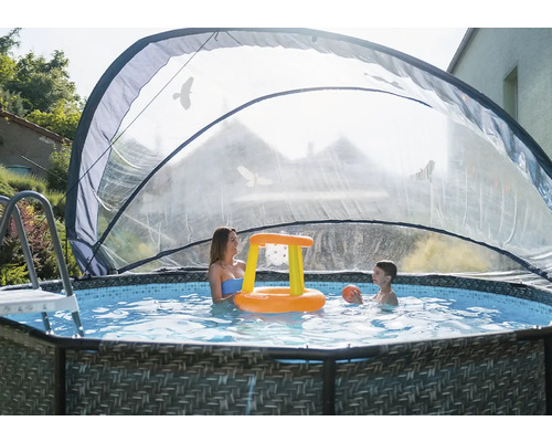 Scéna s rámovým bazénom so zastrešením bazéna a hrajúcimi sa ľuďmi