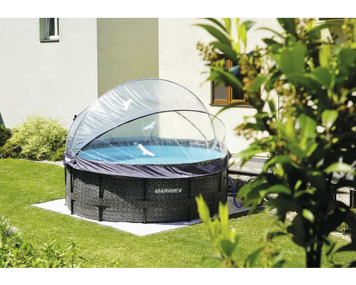 Nadzemný bazén s kupolou na trávniku