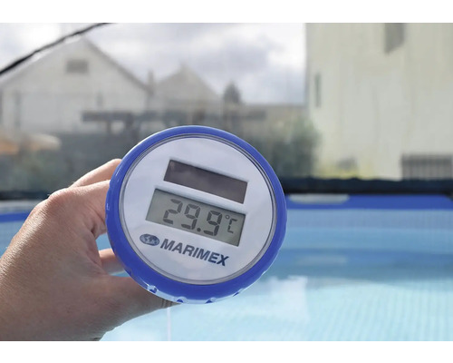 Bazénový teplomer Marimex ukazuje teplotu 29,9 stupňov Celzia.