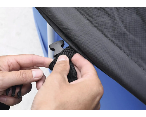 Detailný záber čierneho látkového poťahu s plastovým uzáverom