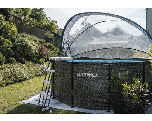 Bazén Marimex s rebríkom a krytom v záhrade