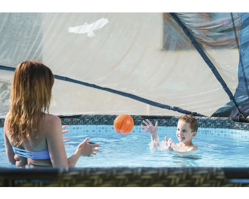 Matka a dieťa sa hrajú s loptou v nadzemnom bazéne pod zastrešením bazéna