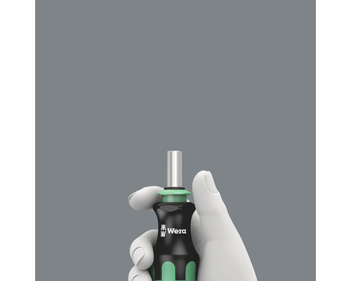 Skrutkovač s logom Wera s krátkym driekom v ruke