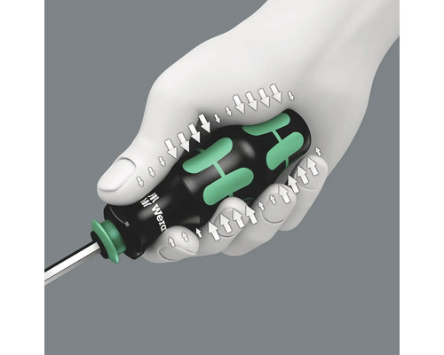 Ruka drží skrutkovač na demonštráciu ergonomickej rukoväte