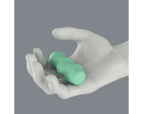 Ruka drží masážny valček