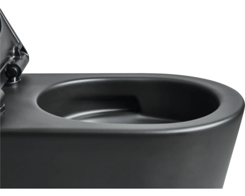 Detailný pohľad na čiernu závesnú toaletu.
