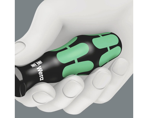 Skrutkovač s logom Wera v ruke