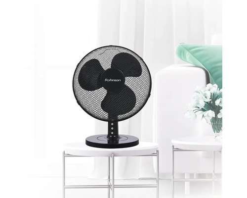 Čierny stolný ventilátor s tromi lopatkami značky Rohnson