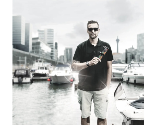 Muž so súpravou imbusových kľúčov pred prístavom