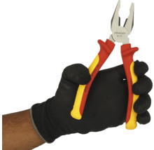 Kombinované kliešte Stanley s izolovanými rukoväťami v ruke s ochrannou rukavicou