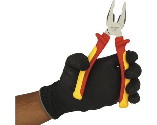 Kombinované kliešte Stanley s izolovanými rukoväťami v ruke s ochrannou rukavicou
