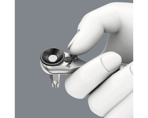 Ruka drží bitovú račňu Wera