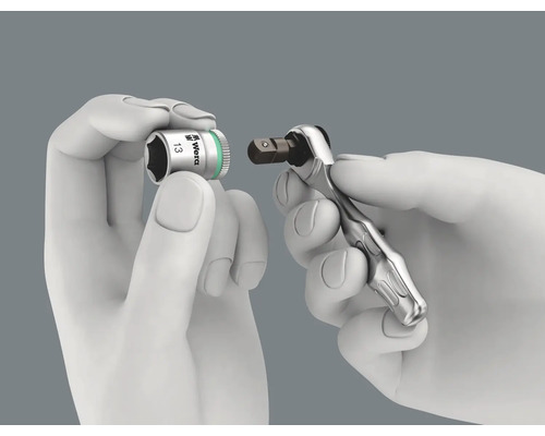 Zobrazenie ruky držiacej nástrčný kľúč Wera a račňu.