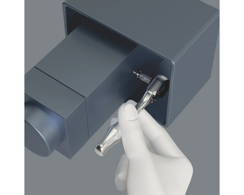 Ruka používa račňu na utiahnutie skrutky.