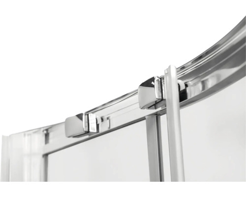 Detail sprchovacieho kúta s chrómovaným kovaním