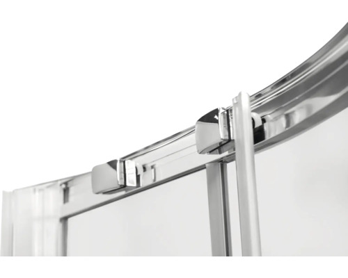 Detail sprchovacieho kúta s posuvnými dverami a valčekovým vedením