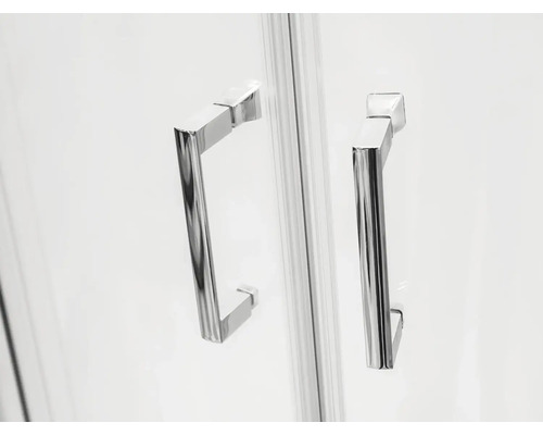 Detailný záber dvoch kovových kľučiek dverí sprchovacieho kúta