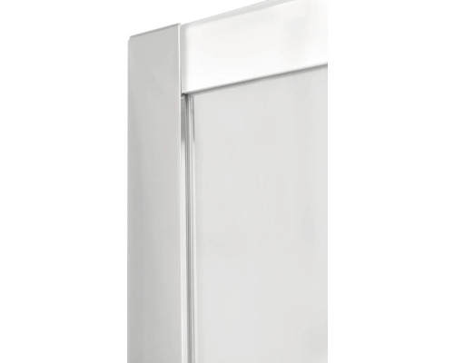 Detail sprchovacieho kúta so strieborným rámom a priehľadnou sklenenou stenou