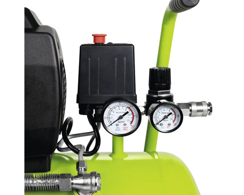 Detailný záber kompresora s manometrami na meranie tlaku