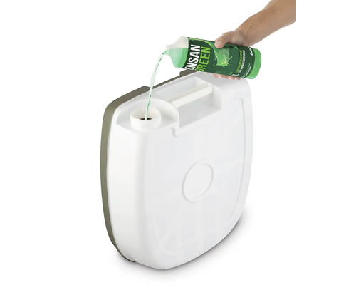 Osoba naleje sanitárnu kvapalinu do nádrže na odpadovú vodu.