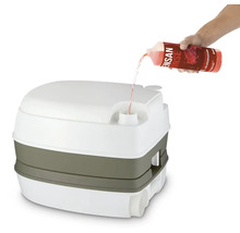 Prenosné WC sa plní prísadou do splachovacej vody