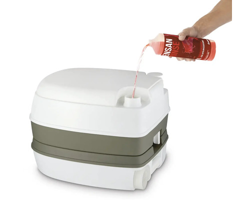 Prenosné WC sa plní prísadou do splachovacej vody