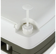 Detailný pohľad na kempingovú toaletu s nádržou na splachovaciu vodu