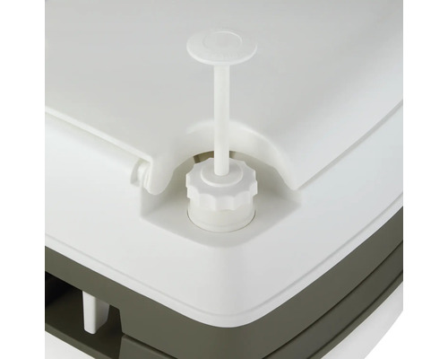 Detailný pohľad na kempingovú toaletu s nádržou na splachovaciu vodu