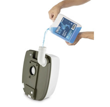 Kvapalná prísada sa naleje do odpadovej nádrže kempingovej toalety