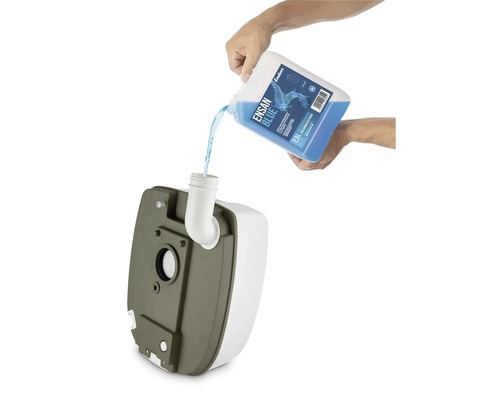 Kvapalná prísada sa naleje do odpadovej nádrže kempingovej toalety