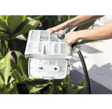 Čistenie čističa bazéna pomocou vodnej hadice