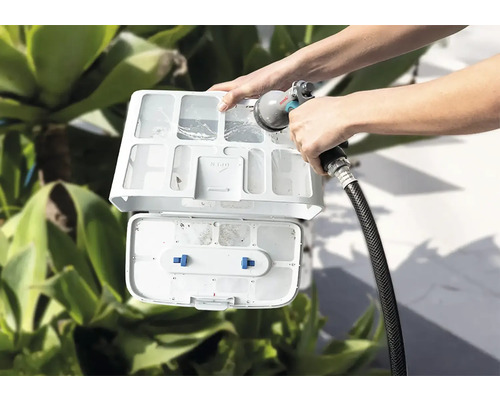 Čistenie čističa bazéna pomocou vodnej hadice