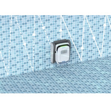 Bazén s čistiacim robotom na stene