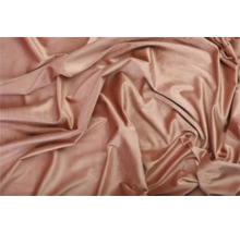 Detailný záber na nariasenú zamatovú látku