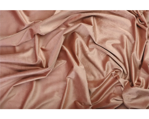 Detailný záber na nariasenú zamatovú látku