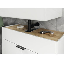 Detailný záber skrinky pod umývadlo s batériou, mydlom a kozmetickými produktmi v kúpeľni