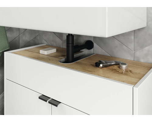 Detailný záber skrinky pod umývadlo s batériou, mydlom a kozmetickými produktmi v kúpeľni