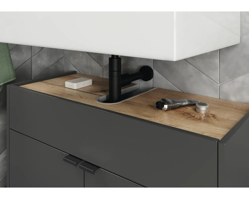 Skrinka pod umývadlo s batériou, umývacou emulziou a mydlom