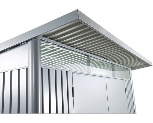 Detailný pohľad na záhradný domček so strechou a dverami