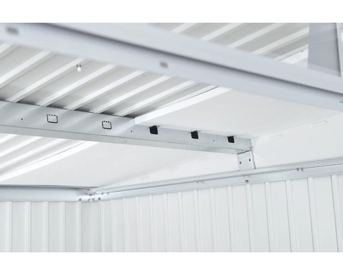 Vnútorný pohľad na kovový záhradný domček s kovovým rámom a stropnými panelmi